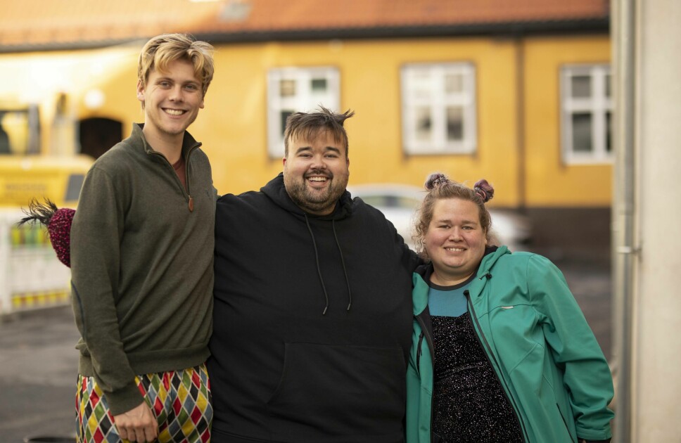 Sebastian Gåsemyr Staalelsen, Jørgen Foss og Maja Kobøl tar en pause fra rollen som gjøglere.