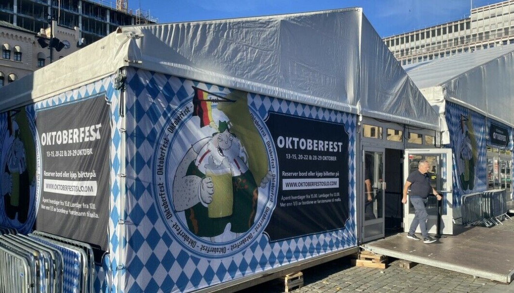 Det er bymiljøetaten som har gitt Fotballfesten AS, som står bak visningen av fotball-VM fra Qatar, tillatelsen til å bruke Youngstorget. Det er bymiljøetaten som har gitt Fotballfesten AS, som står bak visningen av fotball-VM fra Qatar, tillatelsen til å bruke Youngstorget.