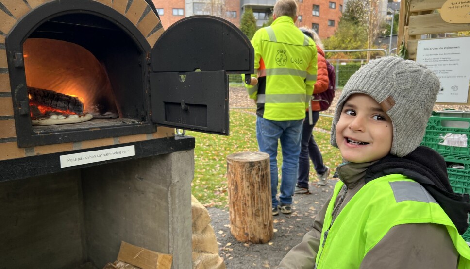 Wassim er veldig imponert over pizzaovnen i Holmliaparken.