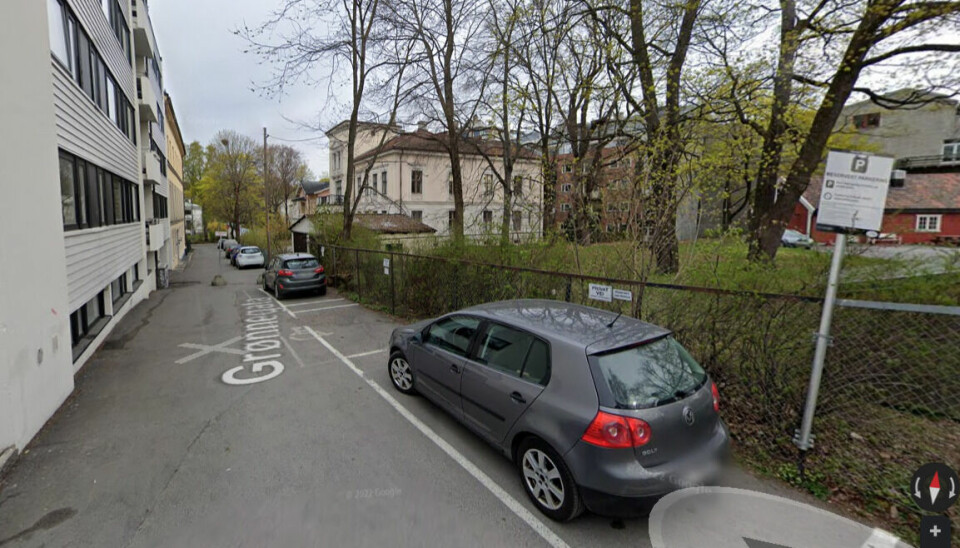 Denne gatestumpen ved Grønnegata 12 og 15 leide de to sameiene ut til et privat parkeringsselskap. Det likte Oslo kommune dårlig.