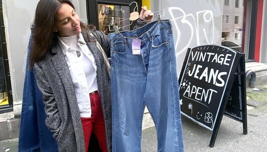 Bukser koster gjerne 600 eller 700 kroner i vintagebutikkene på Grünerløkka. Omtrent det samme som et nytt plagg, forteller Maria Hugues.