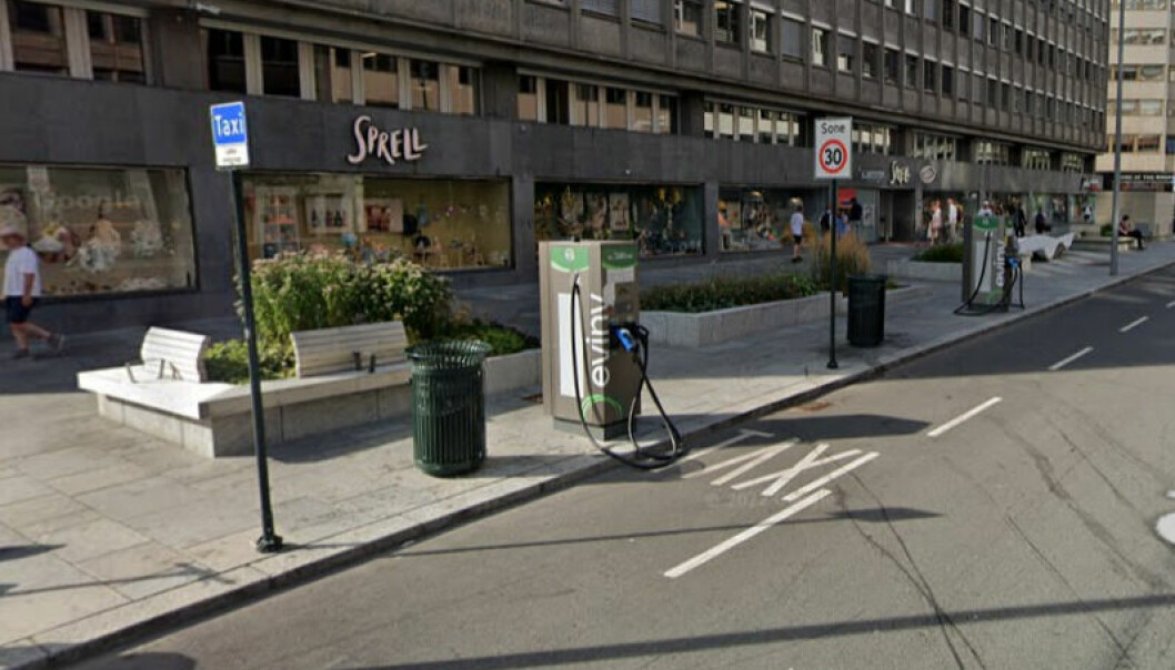 Her i Olav Vs gate er den eneste drosjeholdeplassen i sentrum med ladepunkter for eltaxi.