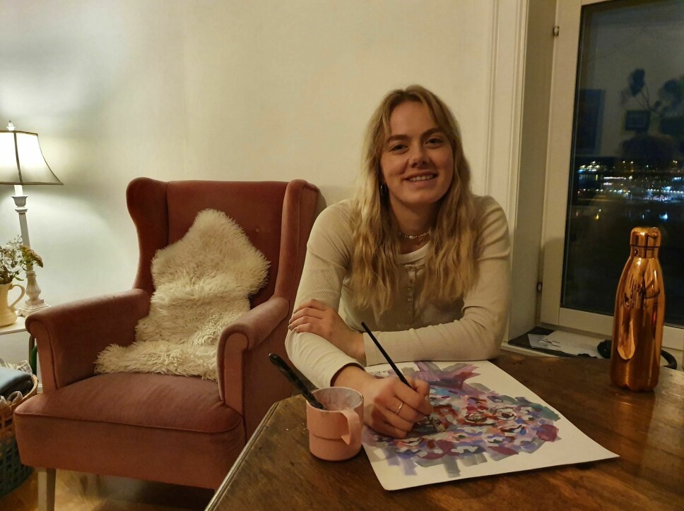 Lea Alstad (22) har malt så lenge hun kan huske. På søndag valgte hun å donere et maleri til en auksjon for TV-aksjonen, der maleriet ble solgt for en vill sum.