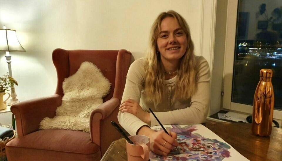Lea Alstad (22) har malt så lenge hun kan huske. På søndag valgte hun å donere et maleri til en auksjon for TV-aksjonen, der maleriet ble solgt for en vill sum.