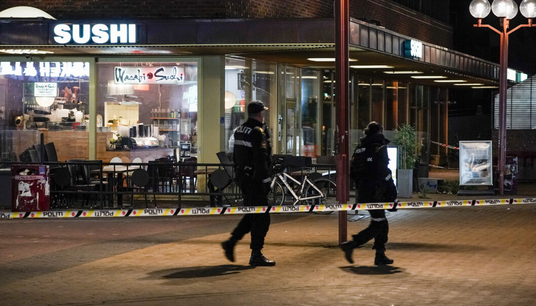 Politiet rykket ut med flere patruljer til Tøyen senter en18-åring ble skutt og alvorlig skadd. Politiet rykket ut med flere patruljer til Tøyen senter en18-åring ble skutt og alvorlig skadd.