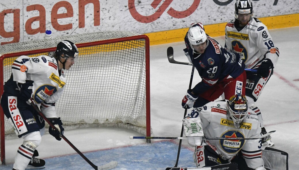 Rasmus Ahlholm bommer på pucken med et åpent mål foran seg. Rasmus Ahlholm bommer på pucken med et åpent mål foran seg.