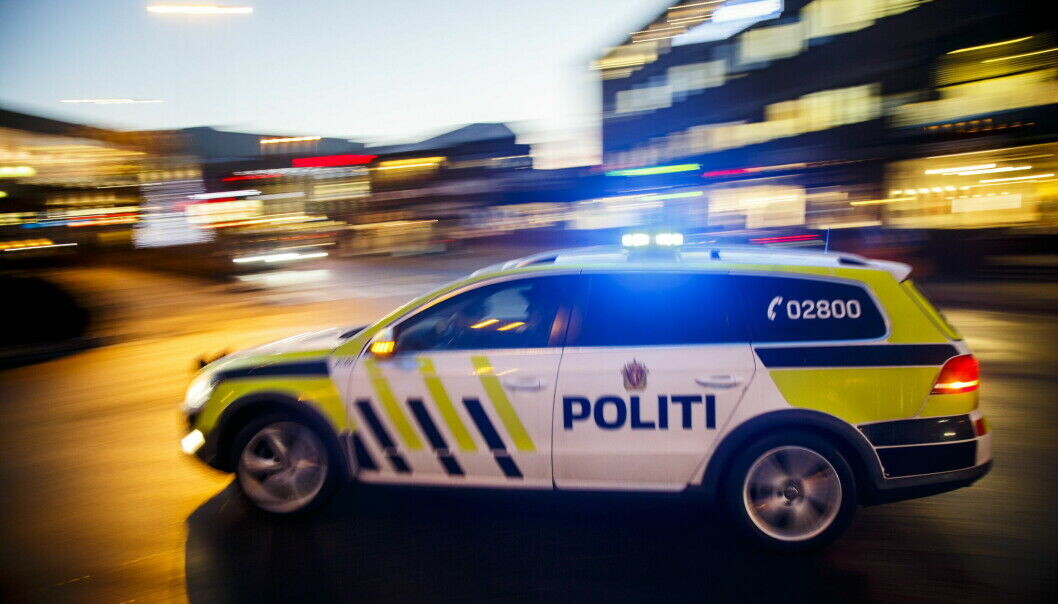 Politiet har rykket ut til Sandaker etter at en mann stjal en lastebil og kjørte inn i parkerte biler og husvegger. Politiet har rykket ut til Sandaker etter at en mann stjal en lastebil og kjørte inn i parkerte biler og husvegger.