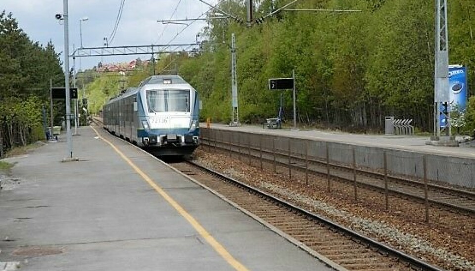 Personen er kritisk skadet etter å ha blitt påkjørt av et passasjertog ved Rosenholm stasjon.