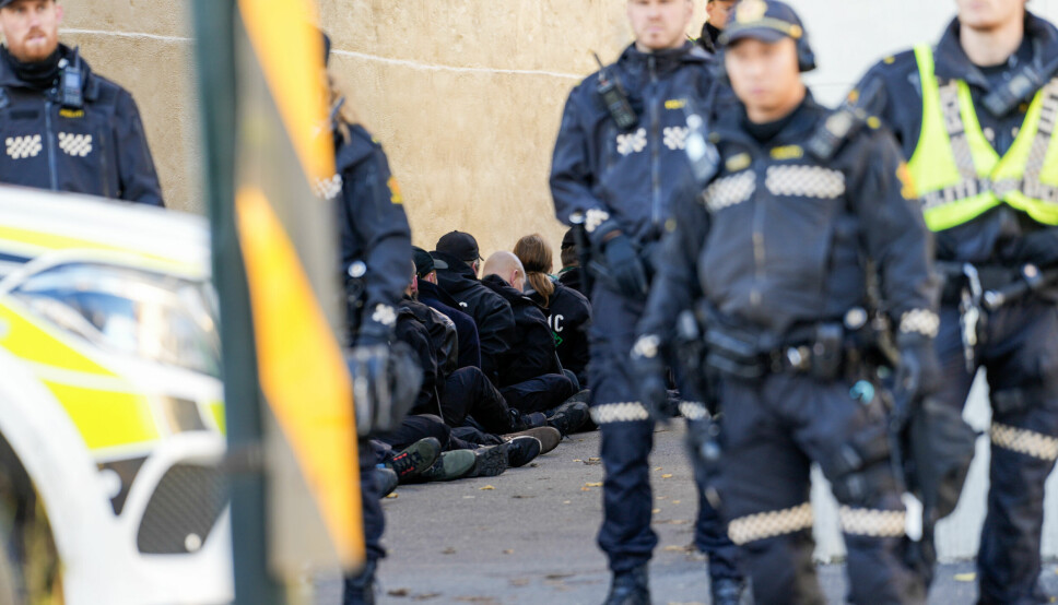 30 utenlandske statsborgere sitter i arresten til minst søndag morgen, mens de fire norske som ble innbrakt, er dimittert fra arresten, opplyser politiet lørdag kveld.