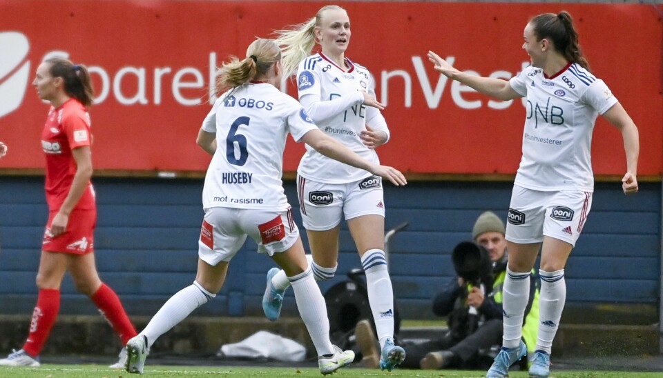 Karina Sævik gratulerers etter ha utliknet til 1-1.
