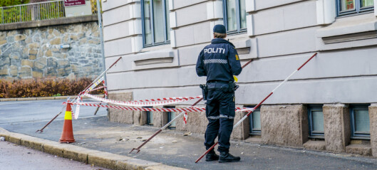 Politiet sperret fortau: Deler av fasaden på bygården i Professor Dahls gate løsnet