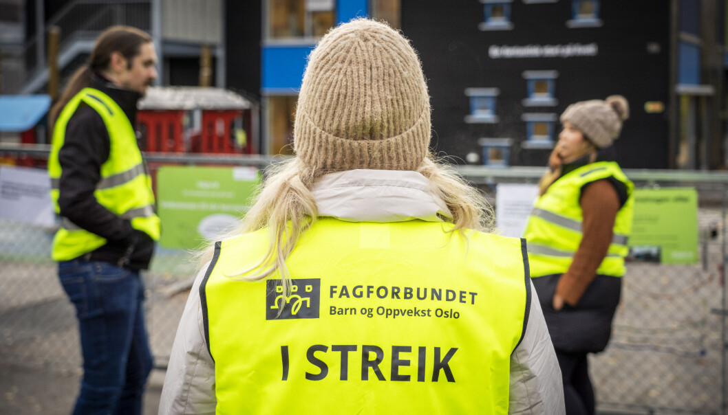 Utenfor Espira Grefsen Stasjon barnehage står noen av de ansatte streikevakt. Utenfor Espira Grefsen Stasjon barnehage står noen av de ansatte streikevakt.