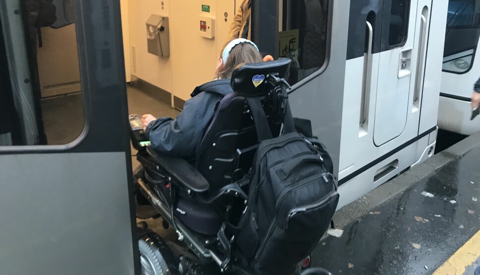 Ofte blir hjulene på rullestolen til Ida Dignes sittende fast mellom perrongen og vognen. Dette er det ikke bare Dignes som opplever.
