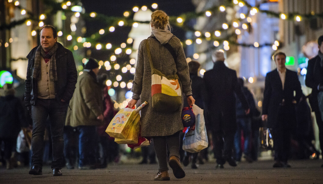 Oslo Handelsstands Forening anslår årets julehandel til 123,6 milliarder kroner. Det betyr at hver nordmann vil bruke 22.658 kroner på julehandel i november og desember. Oslo Handelsstands Forening anslår årets julehandel til 123,6 milliarder kroner. Det betyr at hver nordmann vil bruke 22.658 kroner på julehandel i november og desember.