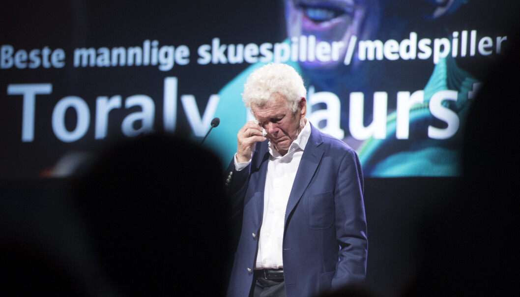 En rørt Toralv Maurstad tørker tårene etter å ha fått Heddaprisen 2017 for årets mannlige skuespiller. Da var den legendariske skuespilleren 90 år gammel. En rørt Toralv Maurstad tørker tårene etter å ha fått Heddaprisen 2017 for årets mannlige skuespiller. Da var den legendariske skuespilleren 90 år gammel.
