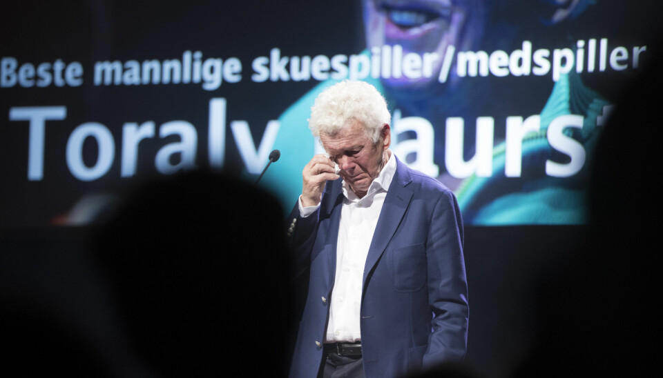 En rørt Toralv Maurstad tørker tårene etter å ha fått Heddaprisen 2017 for årets mannlige skuespiller. Da var den legendariske skuespilleren 90 år gammel.