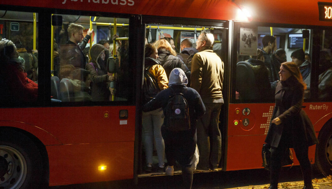 – Når bussen er så full at folk er nødt til å gå ut på holdeplassene for å slippe ut de som faktisk skal gå av der, så er det ikke godt nok, mener Maria Zähler.