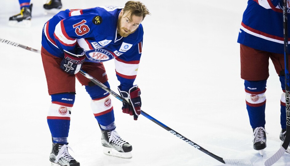 Jonas Oppøyen gir seg som hockeyspiller etter å ha vært satt ut av spill i over et år etter en hjernerystelse.