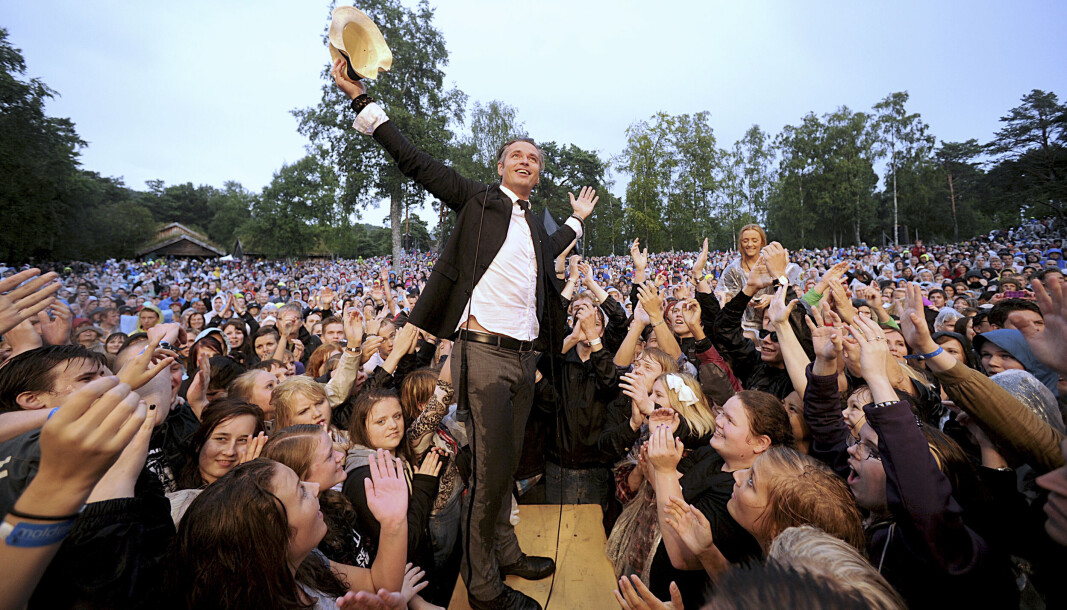 Molde Jazzfestival 2011.Kaizers Orchestra inntok Romsdalsmuseet mens regnet pøste ned, og vokalist Janove Ottesen hoppet ut blant publikum og sang derfra, i solidaritet med alle de regnvåte fansene. Molde Jazzfestival 2011.Kaizers Orchestra inntok Romsdalsmuseet mens regnet pøste ned, og vokalist Janove Ottesen hoppet ut blant publikum og sang derfra, i solidaritet med alle de regnvåte fansene.