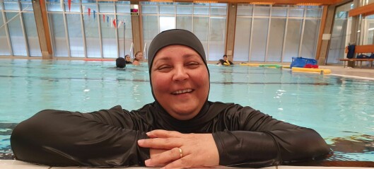 Dina Khaliqi fra Kabul har aldri lært å svømme. Dette ville hun gjøre noe med: — Hvis en mor kan være tryggere i vann blir alt bedre for barnet