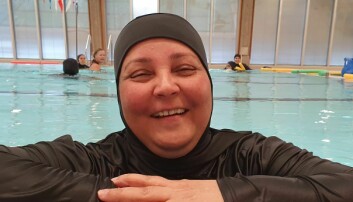 Dina Khaliqi fra Kabul har aldri lært å svømme. Dette ville hun gjøre noe med: — Hvis en mor kan være tryggere i vann blir alt bedre for barnet