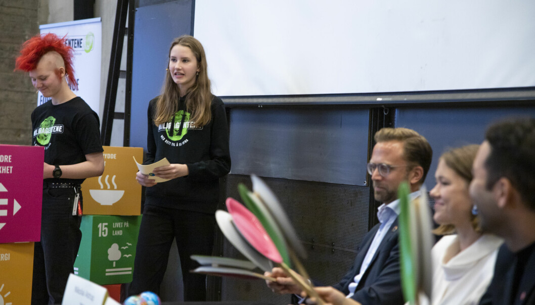 Benjamin og Isa ledet politisk debatt med stortingsrepresentantene Nikolai Astrup (H), Une Bastholm (MDG), Mani Hussaini (Ap) og Lars Haltbrekken (SV) på lanseringen av Barnas klimarapport 2022 i oktober.