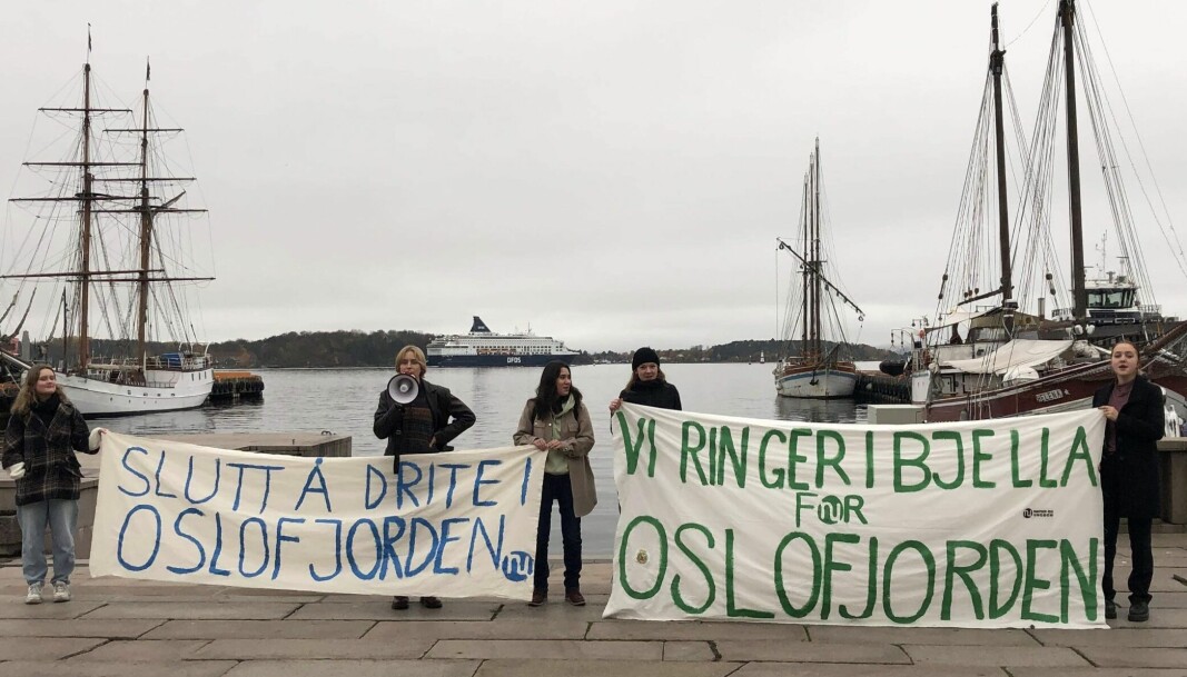 Natur og Ungdom samles på Rådhusbrygga for at politikerne skal slutte å drite i Oslofjorden.