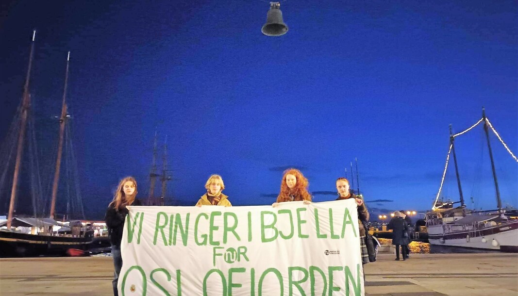 Hver onsdag klokken 17 samles Oslo sentrum Natur og Ungdom og ringer i bjella for Oslofjorden. Hver onsdag klokken 17 samles Oslo sentrum Natur og Ungdom og ringer i bjella for Oslofjorden.
