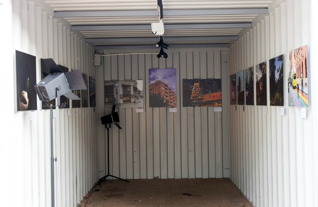 15 bilder stilles ut i denne fotocontaineren på Fyrstikktorget på Helsfyr. 15 bilder stilles ut i denne fotocontaineren på Fyrstikktorget på Helsfyr.