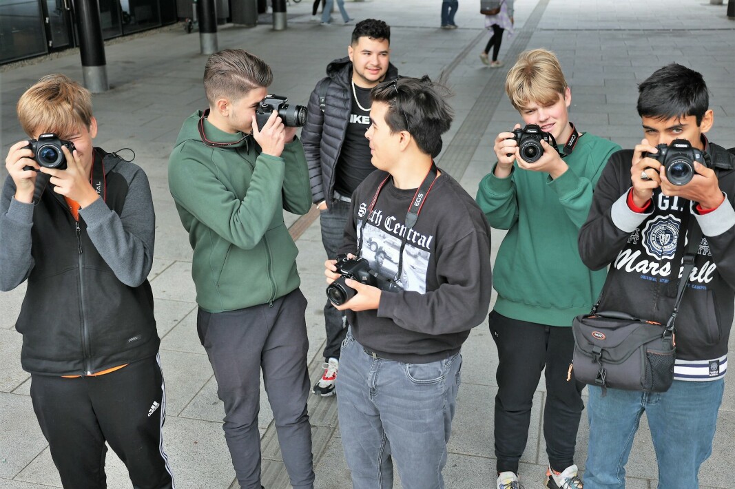 Elevene fikk hvert sitt kamera, deretter var det ut på byen og knipse i vei.