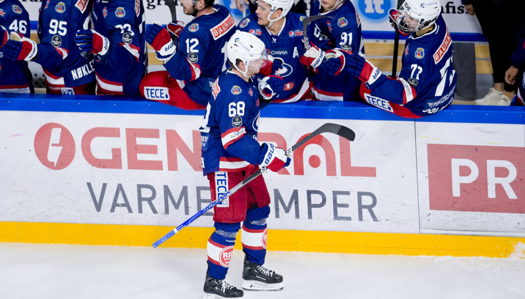 Vålerengas Sander Thoresen gratuleres etter scoring under eliteseriekamp mellom Vålerenga og Stavanger Oilers på Jordal Amfi. Vålerengas Sander Thoresen gratuleres etter scoring under eliteseriekamp mellom Vålerenga og Stavanger Oilers på Jordal Amfi.