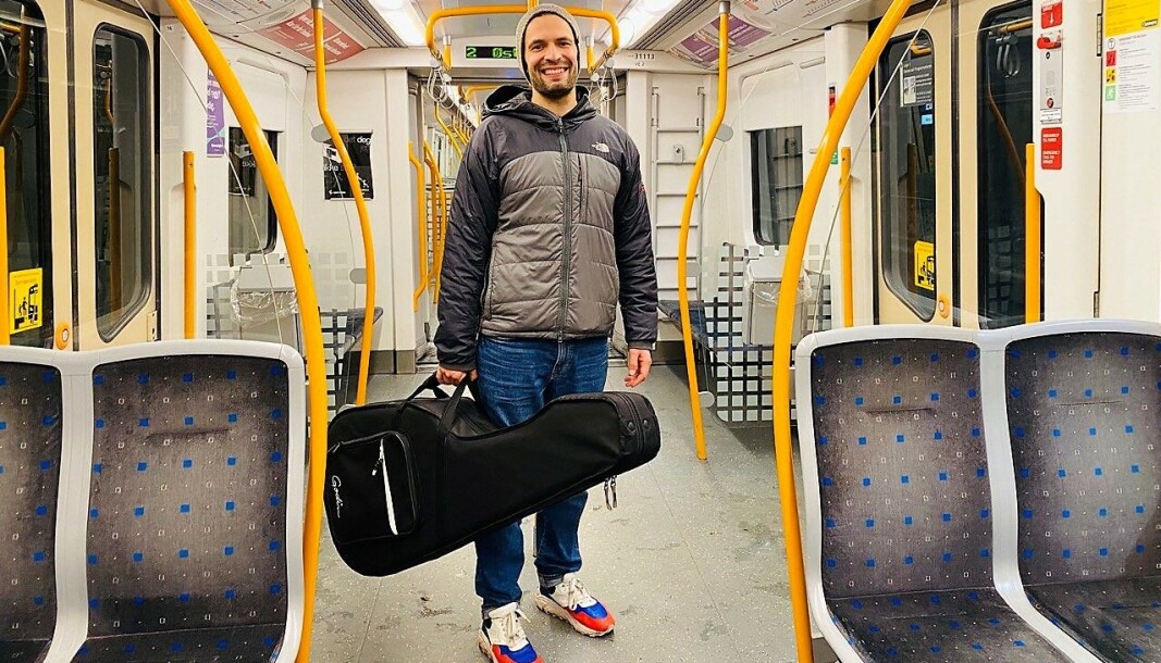 Maxym Kuznyetsov opptrer og holder konserter. Her på t-banen. Maxym Kuznyetsov opptrer og holder konserter. Her på t-banen.
