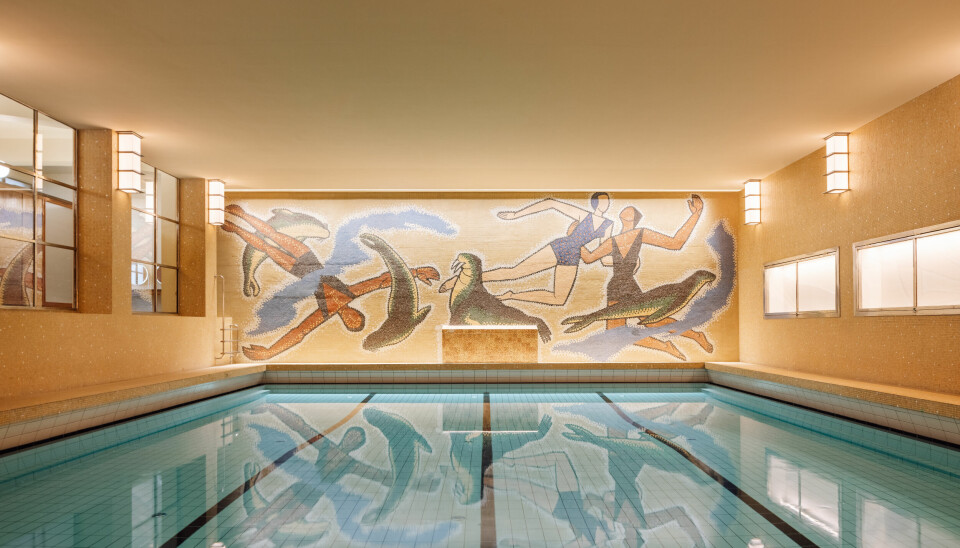 Mosaikken over svømmebassenget er laget av Per Krohg og forestiller svømmende kvinner og seler, med en hvalross i midten.