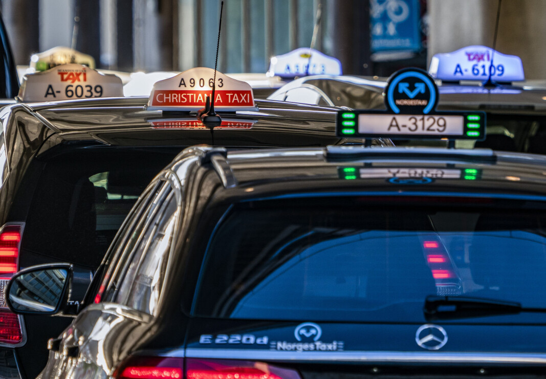 — Drosjesjåføren har forklart til oss at han ble truet, ransmennene viste fram håndvåpen og en kniv, fortalte politiet ette ranet. — Drosjesjåføren har forklart til oss at han ble truet, ransmennene viste fram håndvåpen og en kniv, fortalte politiet ette ranet.
