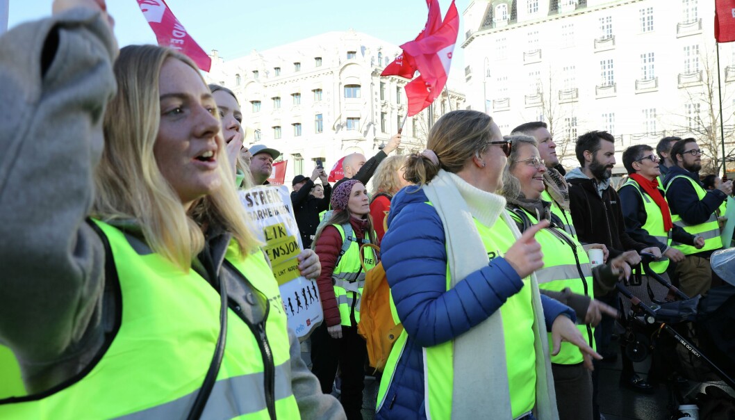 Nå kan de ansatte i PBL-barnehagene ta av streikevesten og gå på jobb igjen. Nå kan de ansatte i PBL-barnehagene ta av streikevesten og gå på jobb igjen.
