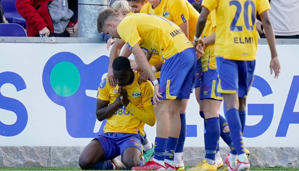 Omar Bully (sittende på kne) omfavnes etter en Grorud-scoring mot Lillestrøm i cupen i 2021.