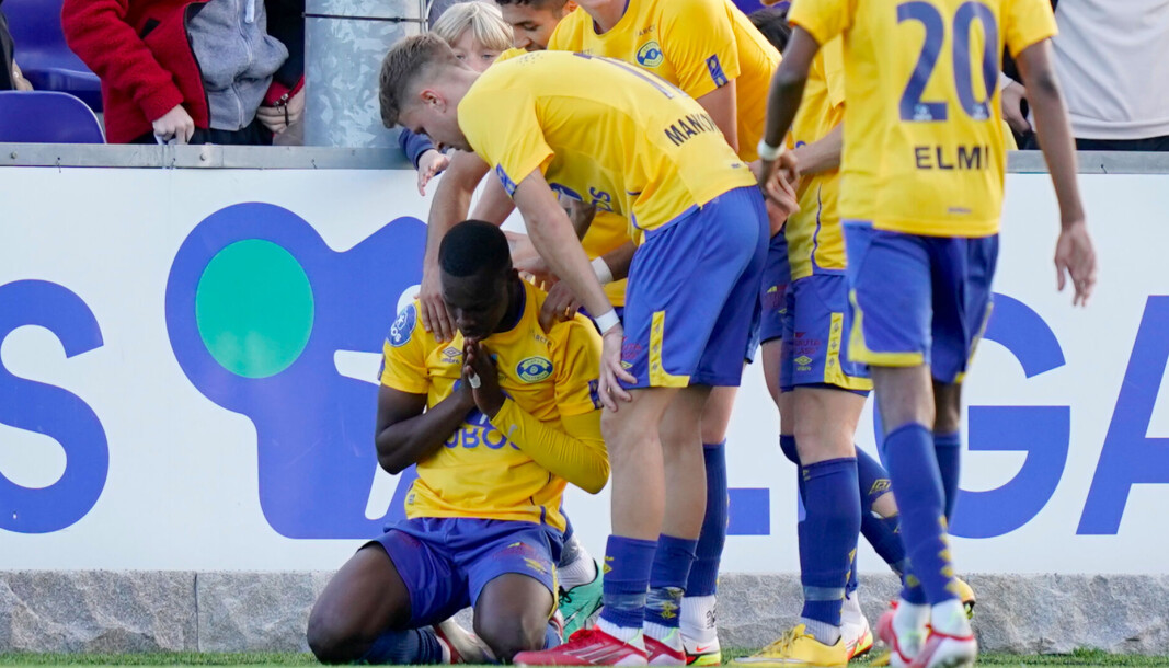 Omar Bully (sittende på kne) omfavnes etter en Grorud-scoring mot Lillestrøm i cupen i 2021. Omar Bully (sittende på kne) omfavnes etter en Grorud-scoring mot Lillestrøm i cupen i 2021.