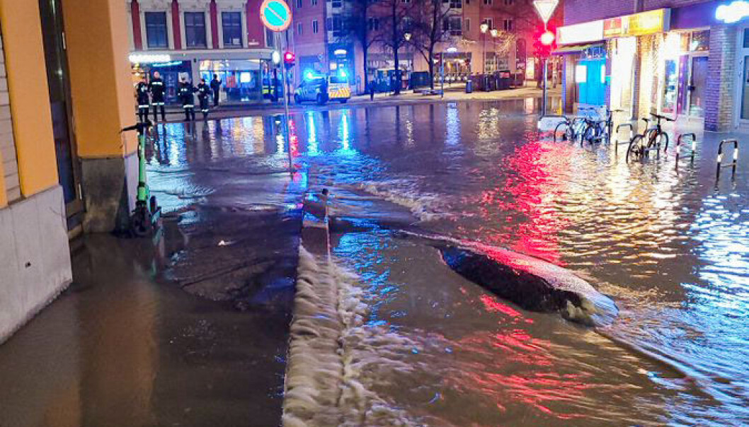 Bildet viser vann som strømmer ut nederst i Tøyengata, like ved Grønland Basar. Bildet viser vann som strømmer ut nederst i Tøyengata, like ved Grønland Basar.