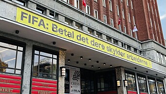 «Fifa: Betal det dere skylder arbeiderne», sier Amnesty fra et stort banner på Youngstorget