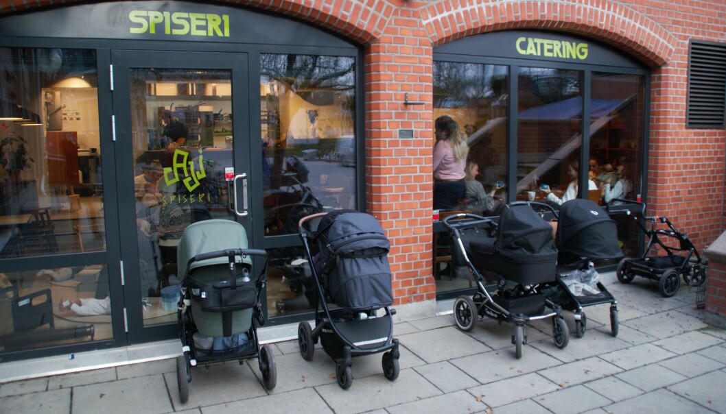 Barselsalongen har god plass til parkering av barnevogn. Barselsalongen har god plass til parkering av barnevogn.