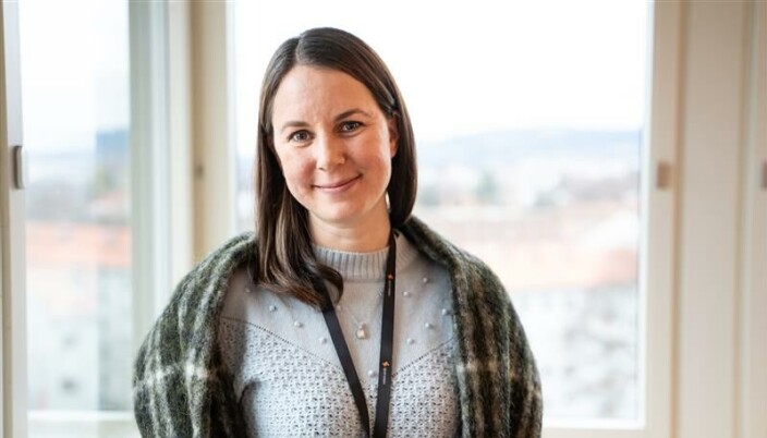 Kommunikasjonssjef i Sporveien, Ina Helen Østby, med ullgenser og skjerf på kontoret. Kommunikasjonssjef i Sporveien, Ina Helen Østby, med ullgenser og skjerf på kontoret.