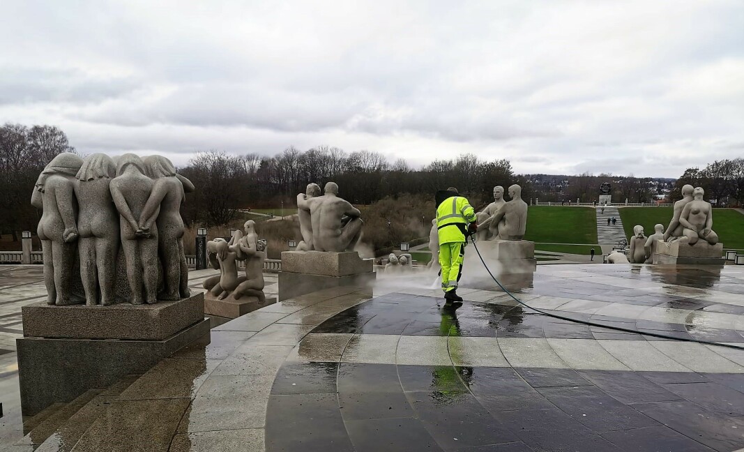 Konservatorer fra Vigelandmuseet og firmaet Stopp tagging kom raskt i gang med å fjerne malingen. Konservatorer fra Vigelandmuseet og firmaet Stopp tagging kom raskt i gang med å fjerne malingen.