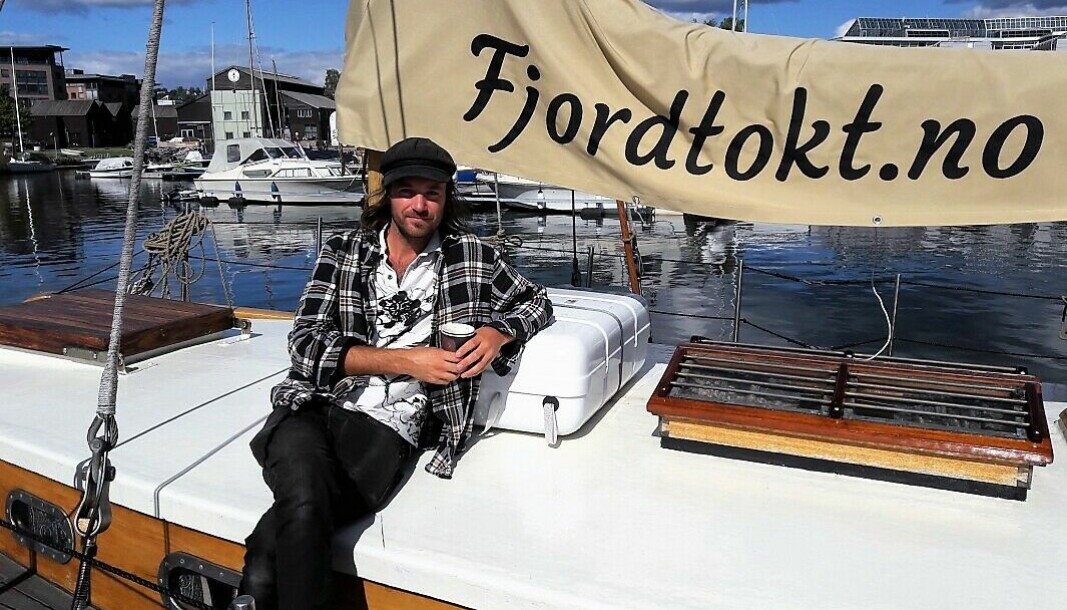 Det dukket opp stadige nye skjær i sjøen for Eivind Westhagens badstuflåte. Her slapper Westhagen av ved sin båt, Poseidon.