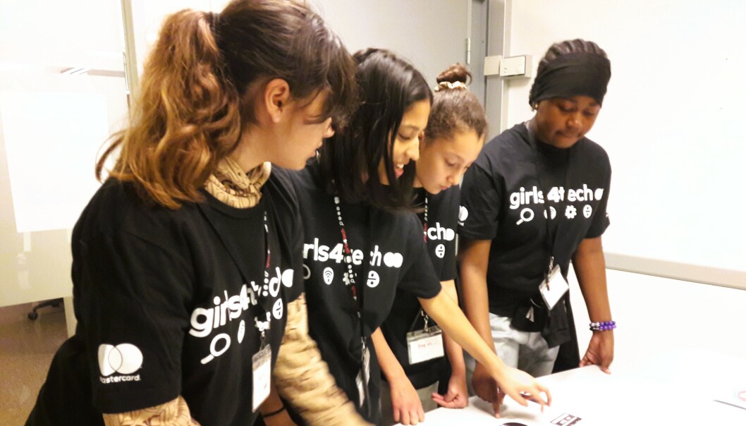Inaya, Jayana, Maria og Goodness løser oppgaver på "detektivavdelingen" Inaya, Jayana, Maria og Goodness løser oppgaver på "detektivavdelingen"