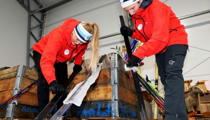 Gammel smurning fjernes fra skiene som skal videre til gi bort-markedet lørdag. Gammel smurning fjernes fra skiene som skal videre til gi bort-markedet lørdag.