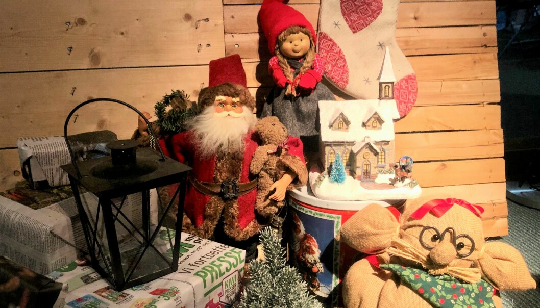 Nissekoner, lykter og kakebokser er noe av julepynten som har blitt samlet sammen på Haraldrud gjennom året og som du kan få med deg hjem.