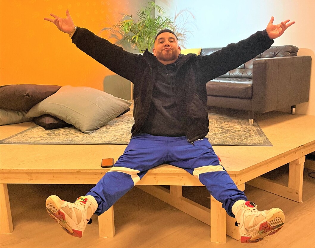 På mobilspa- og musikkverksted 24. november er det ungdom mellom 12-18 som er i fokus, forteller Jonathan Castro fra HipHop101, som hjelper nye talenter å komme i gang med sine første raptekster. På mobilspa- og musikkverksted 24. november er det ungdom mellom 12-18 som er i fokus, forteller Jonathan Castro fra HipHop101, som hjelper nye talenter å komme i gang med sine første raptekster.