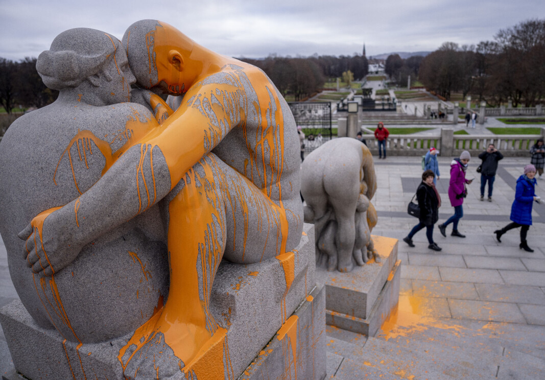 Det var fredag formiddag at to klimaaktivister tilgriset statuene i Vigelandsparken med oransje maling. De to er politianmeldt. Det var fredag formiddag at to klimaaktivister tilgriset statuene i Vigelandsparken med oransje maling. De to er politianmeldt.