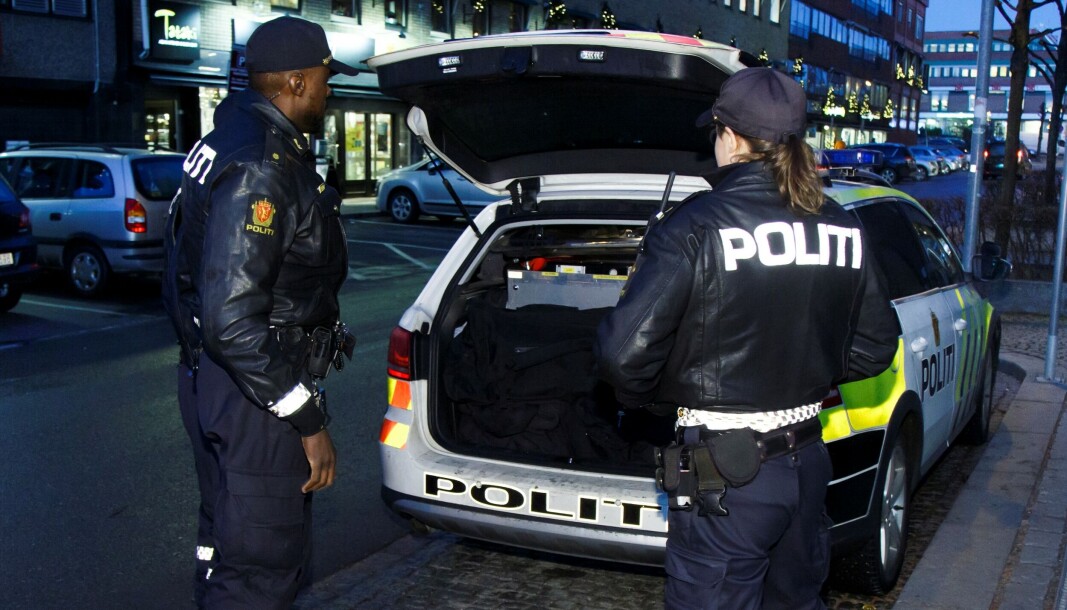Politiet sier de har gjort beslag inne på utestedet i Stortingsgata, men vil ikke gå i detaljer på hva det er som er funnet. Politiet sier de har gjort beslag inne på utestedet i Stortingsgata, men vil ikke gå i detaljer på hva det er som er funnet.