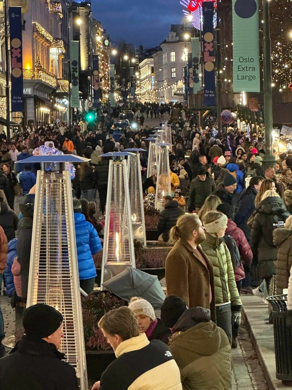 Hele Spikersuppa var fylt opp av mennesker i dag, 19. november, i pur glede over å møtes og nyte sentrum. Noen forsøkte også å gå på skøyter. Dessverre.